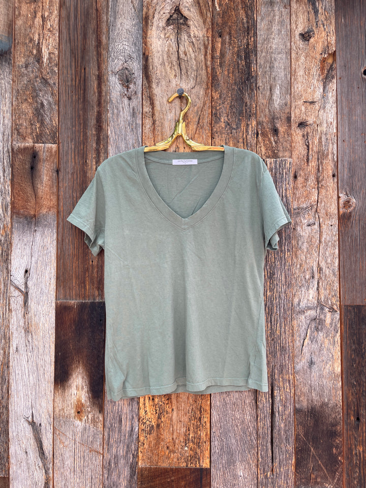 Perfect White Tee Hendrix S/S Boxy V-Neck Tee Aloe